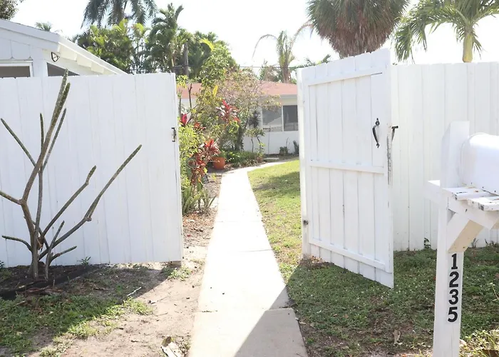 Tropical Retreat ** 2 Bedroom ** Singer Island
